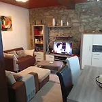 Casa De Madeira E Pedra *