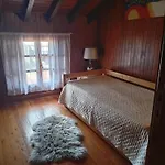 Casa De Madeira E Pedra