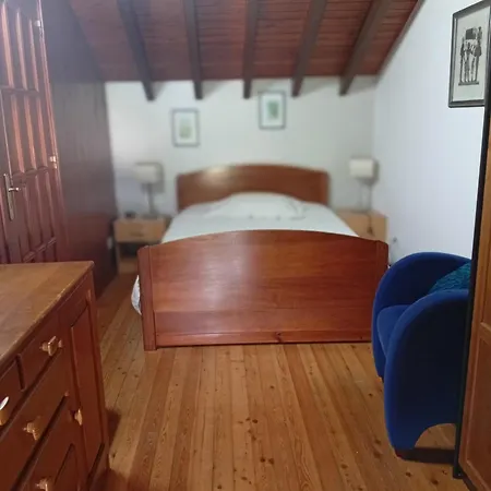 Casa De Madeira E Pedra