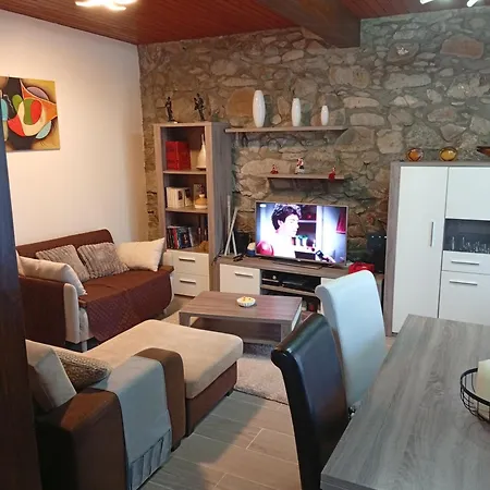 Casa De Madeira E Pedra *