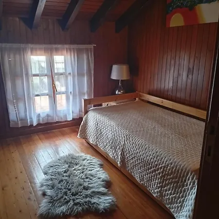 Casa De Madeira E Pedra