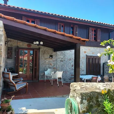 Casa De Madeira E Pedra
